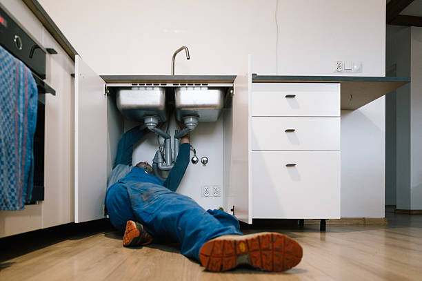 Professional Emergency Plumber technician working in Kingsville, TX